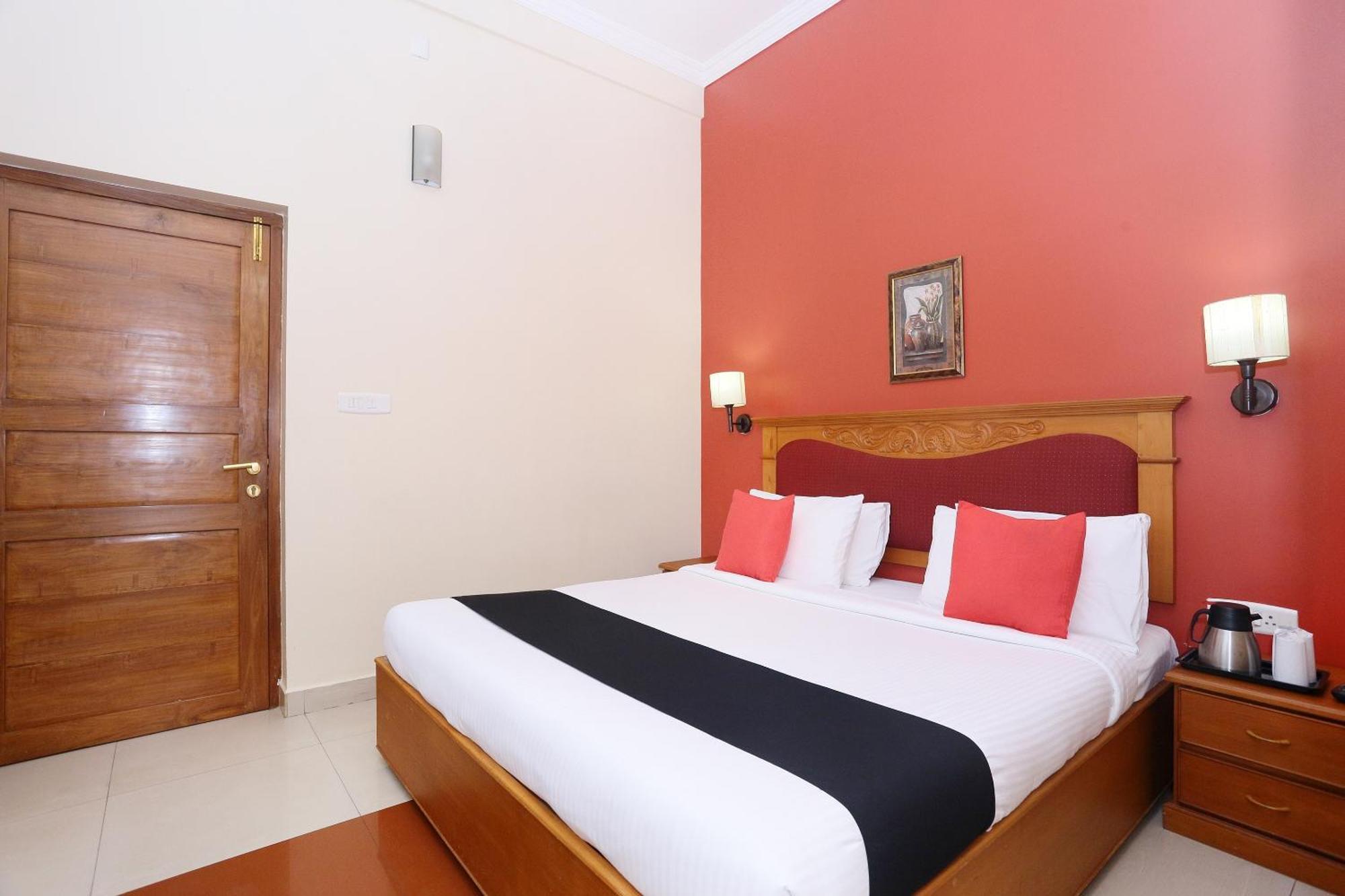 Capital O 45944 Club 7 Hotel Tiruvalla Exterior photo