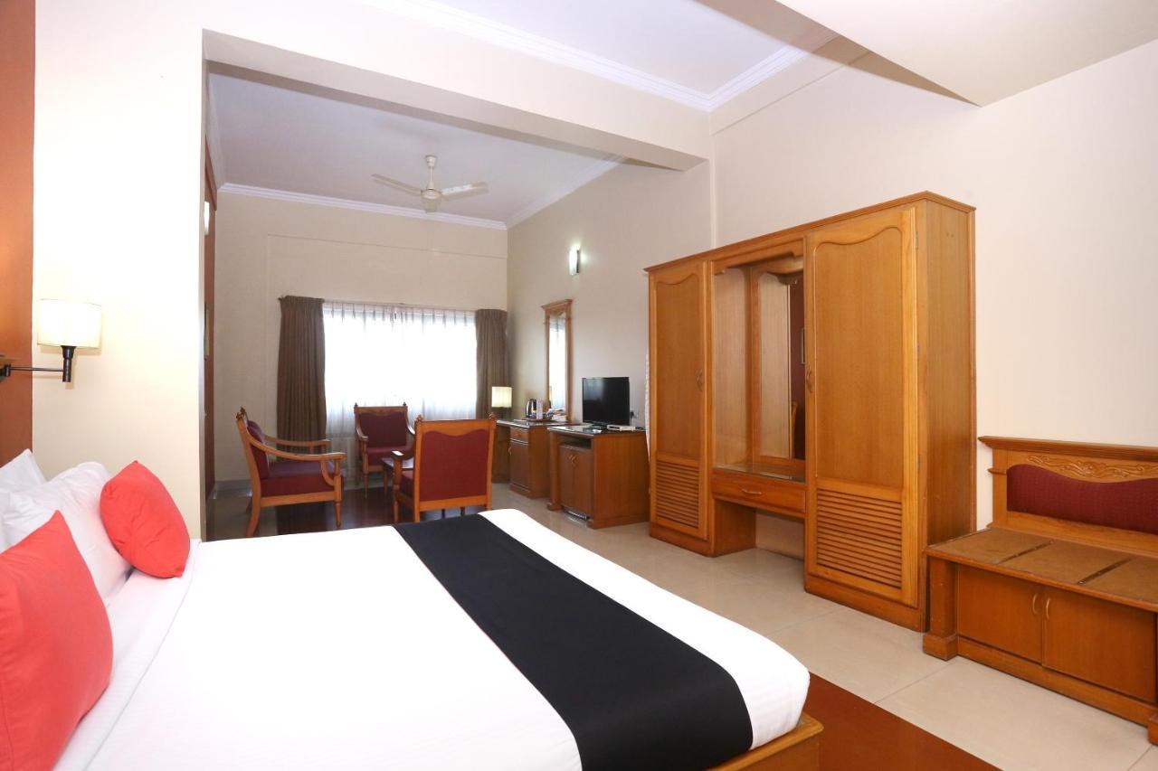 Capital O 45944 Club 7 Hotel Tiruvalla Exterior photo