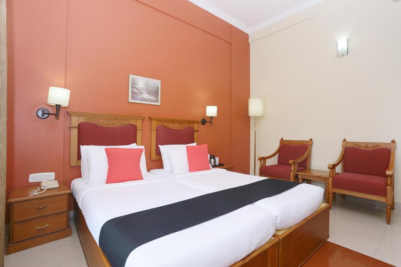 Capital O 45944 Club 7 Hotel Tiruvalla Exterior photo