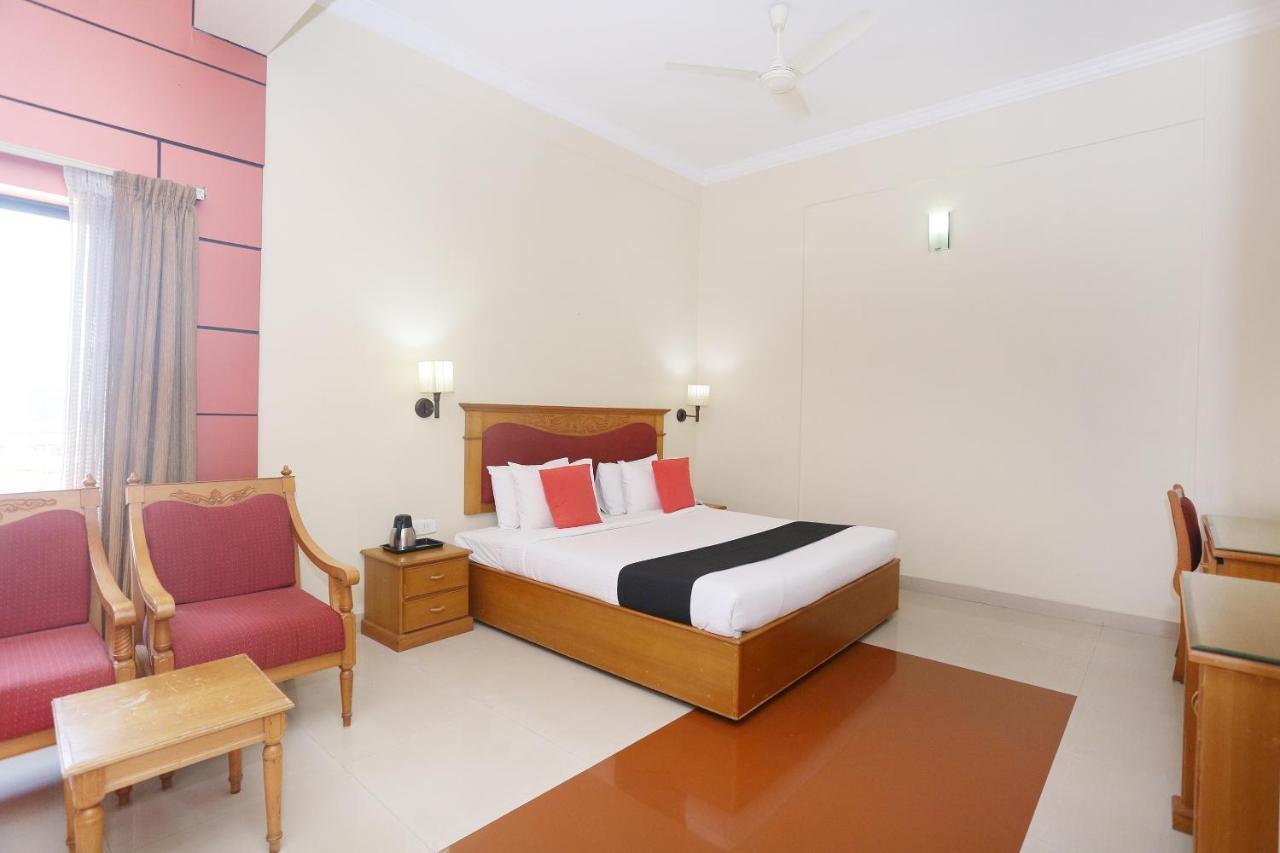 Capital O 45944 Club 7 Hotel Tiruvalla Exterior photo