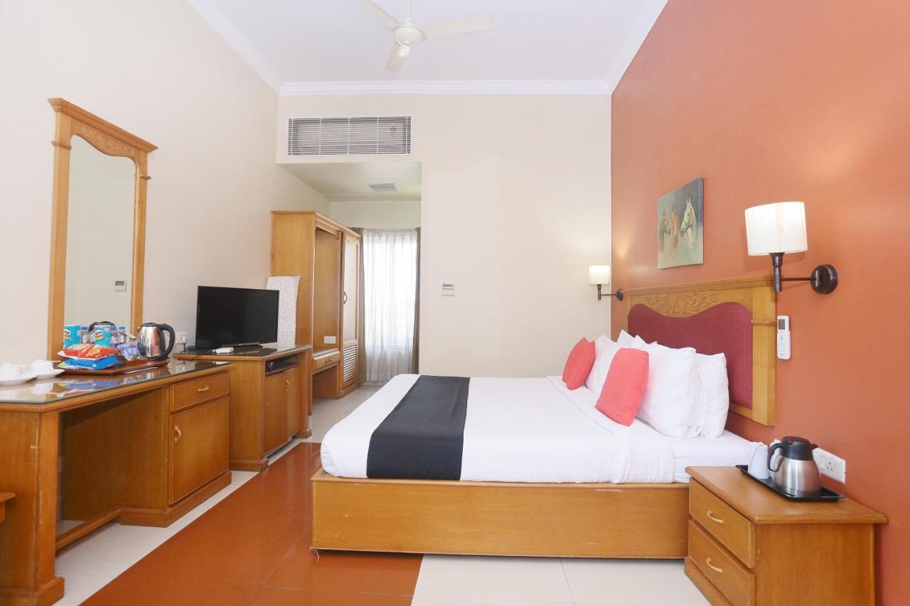 Capital O 45944 Club 7 Hotel Tiruvalla Exterior photo