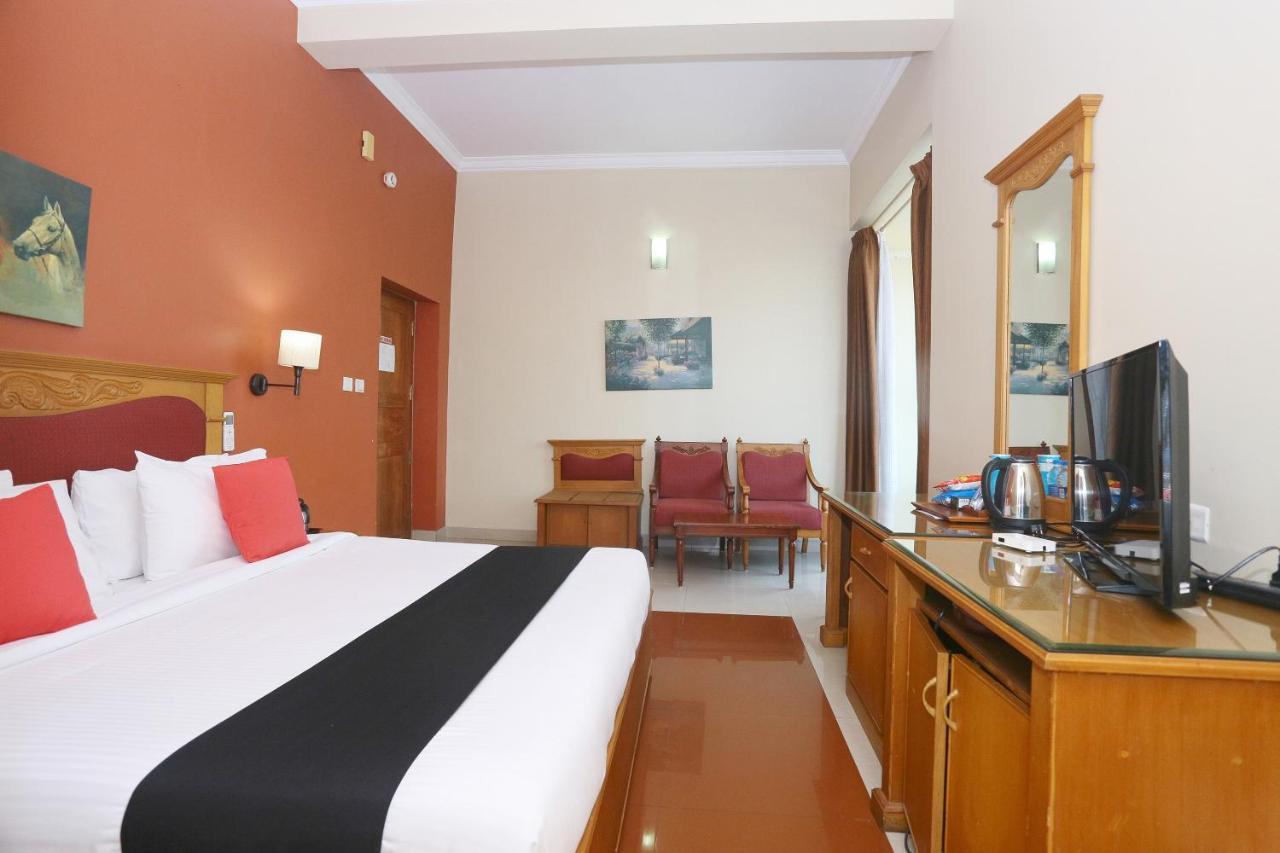 Capital O 45944 Club 7 Hotel Tiruvalla Exterior photo