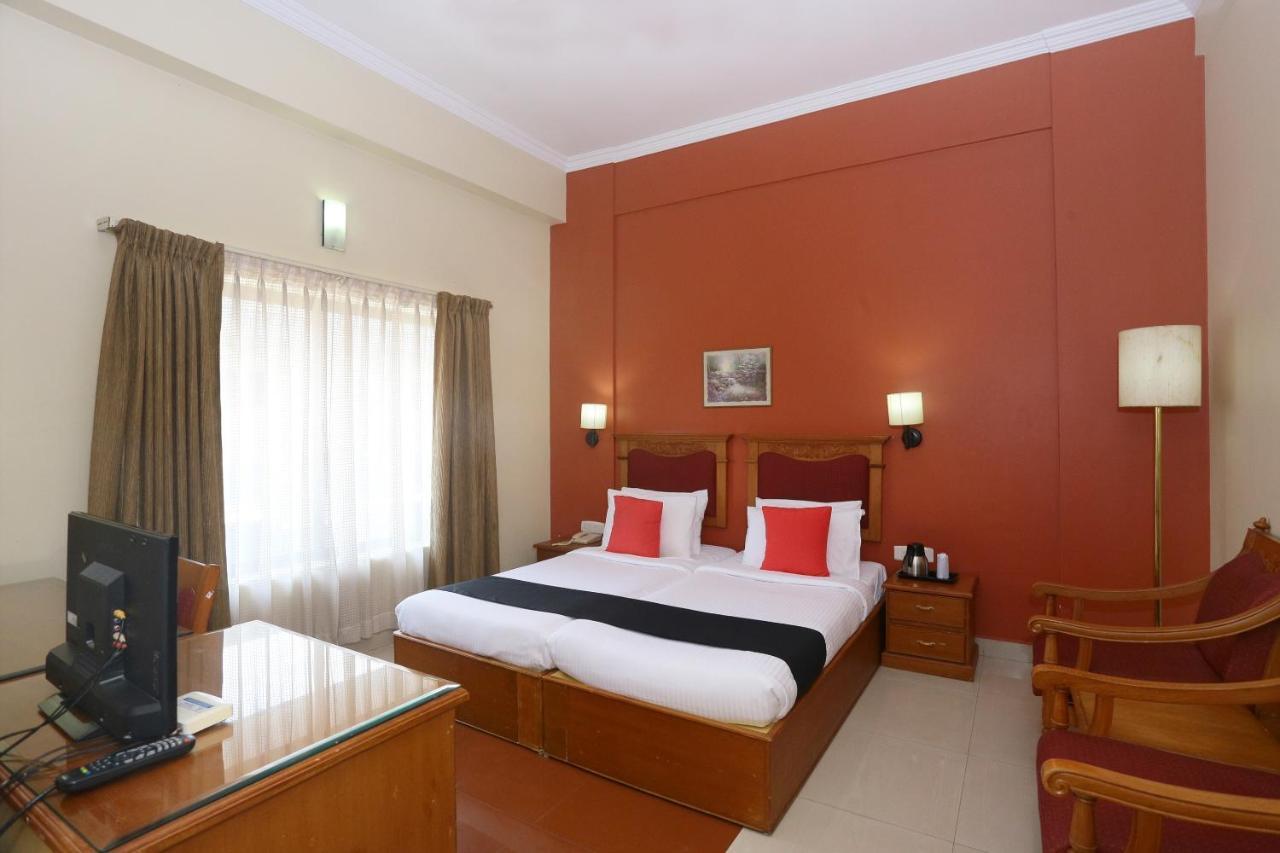 Capital O 45944 Club 7 Hotel Tiruvalla Exterior photo