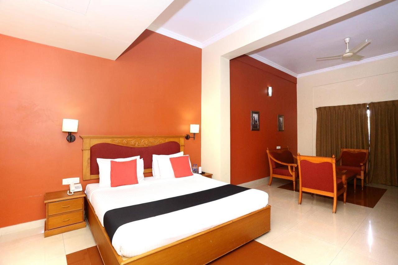 Capital O 45944 Club 7 Hotel Tiruvalla Exterior photo