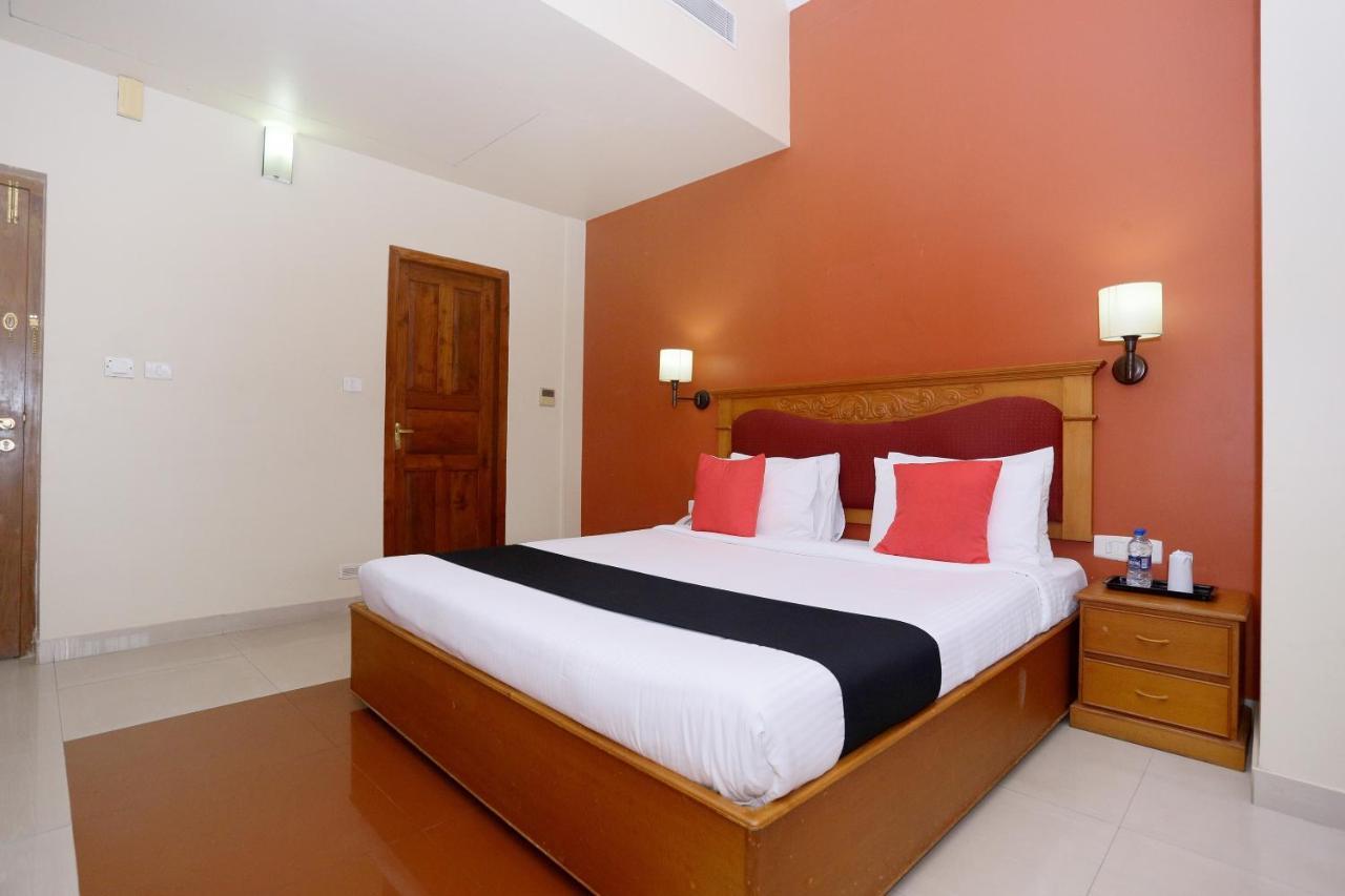 Capital O 45944 Club 7 Hotel Tiruvalla Exterior photo