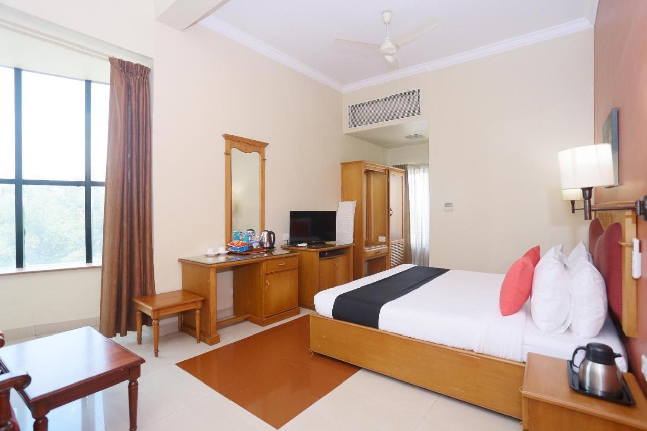 Capital O 45944 Club 7 Hotel Tiruvalla Exterior photo